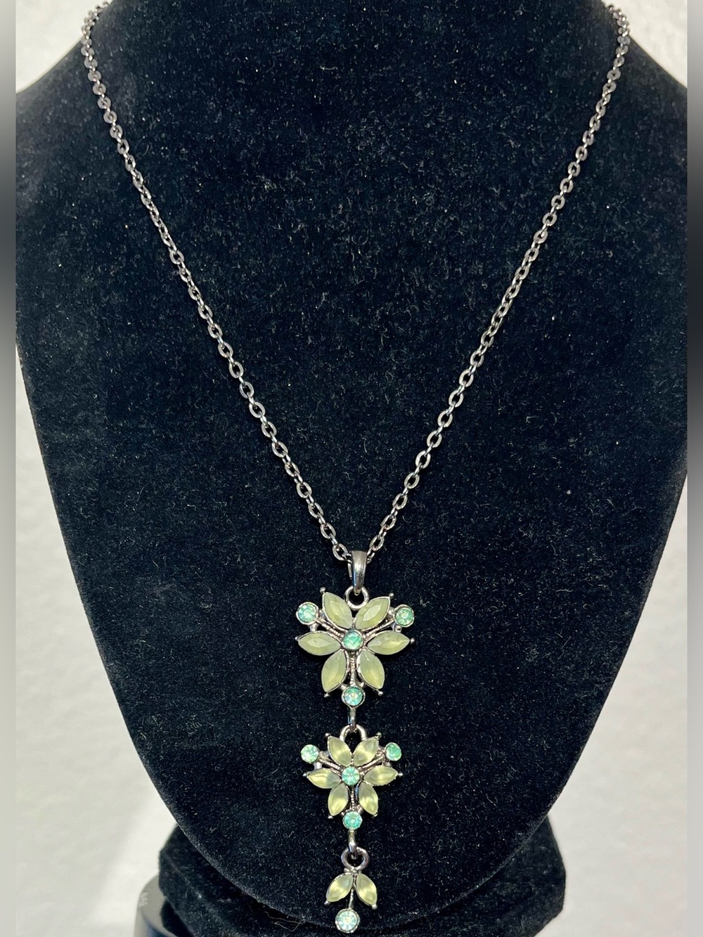 Vintage Green Floral Drop Pendant Necklace